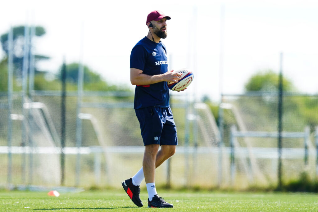 Jonathan Pendlebury coaching at an U18s England rugby training session with rugby ball in hand.