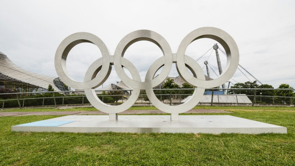 An imaeg of five interlocking rings, the symbol of the Olympics, in the form of a metal statue in Munich.